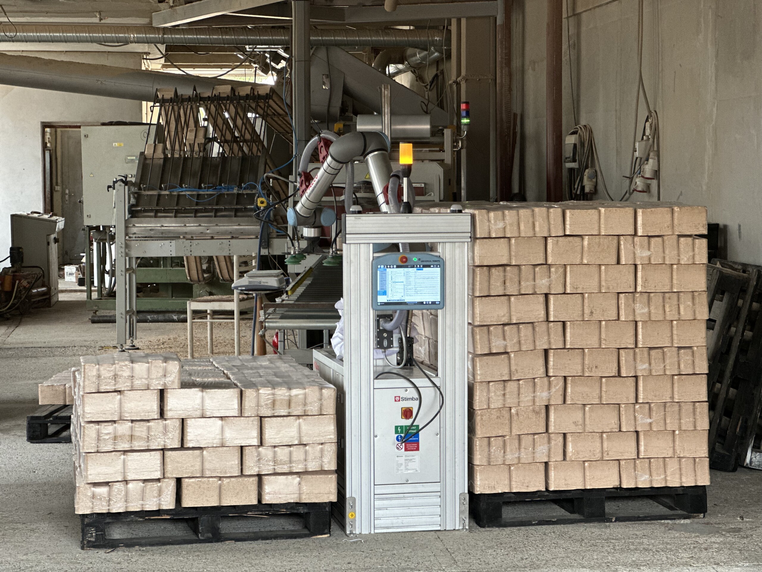 Robotická paletizácia drevených brikiet v Ekopal — PALco s prísavkovým gripperom