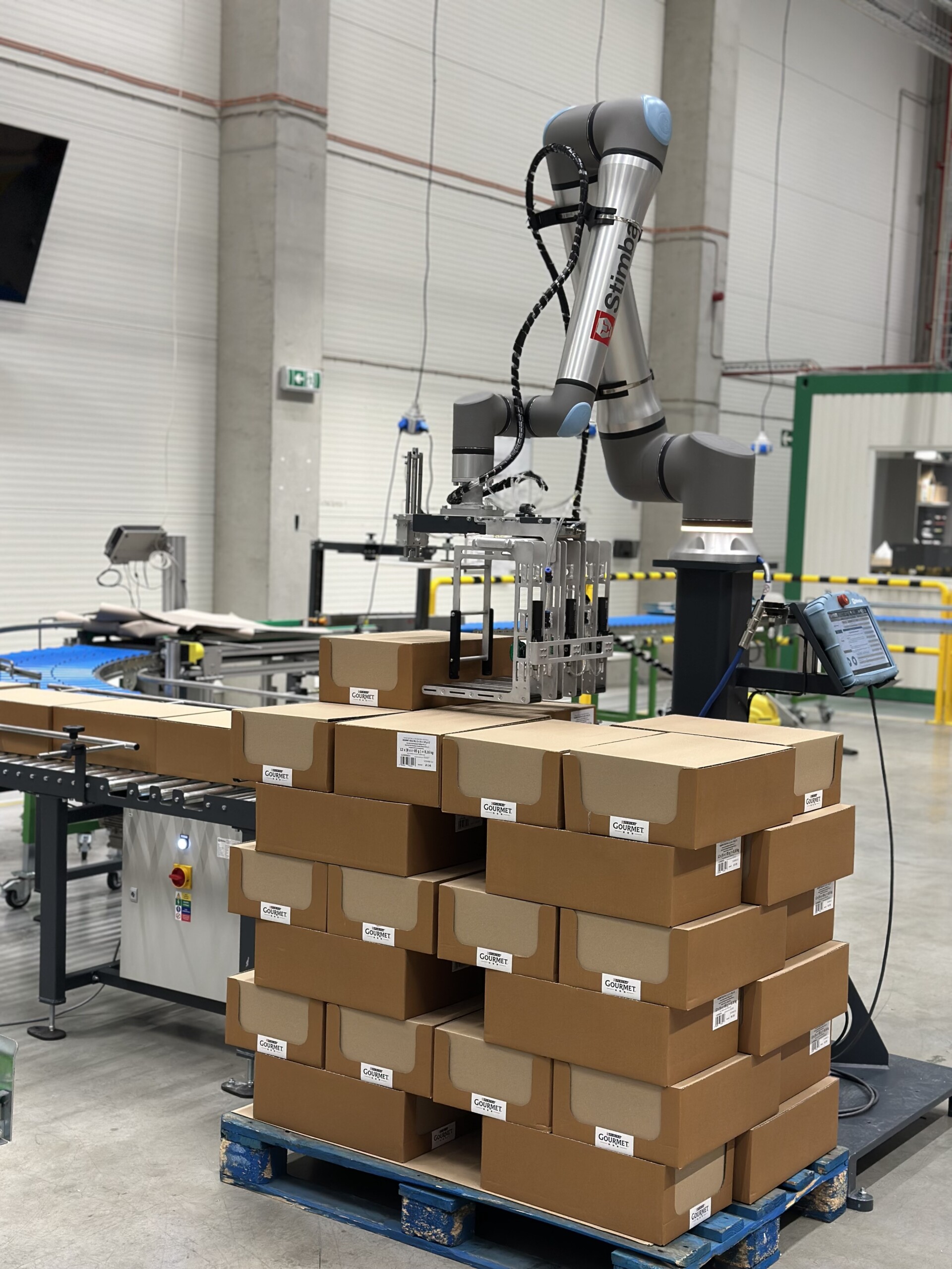 Robotická paletizácia SRP krabíc v HOPI Prostějov — PALco so špeciálnym fork gripperom