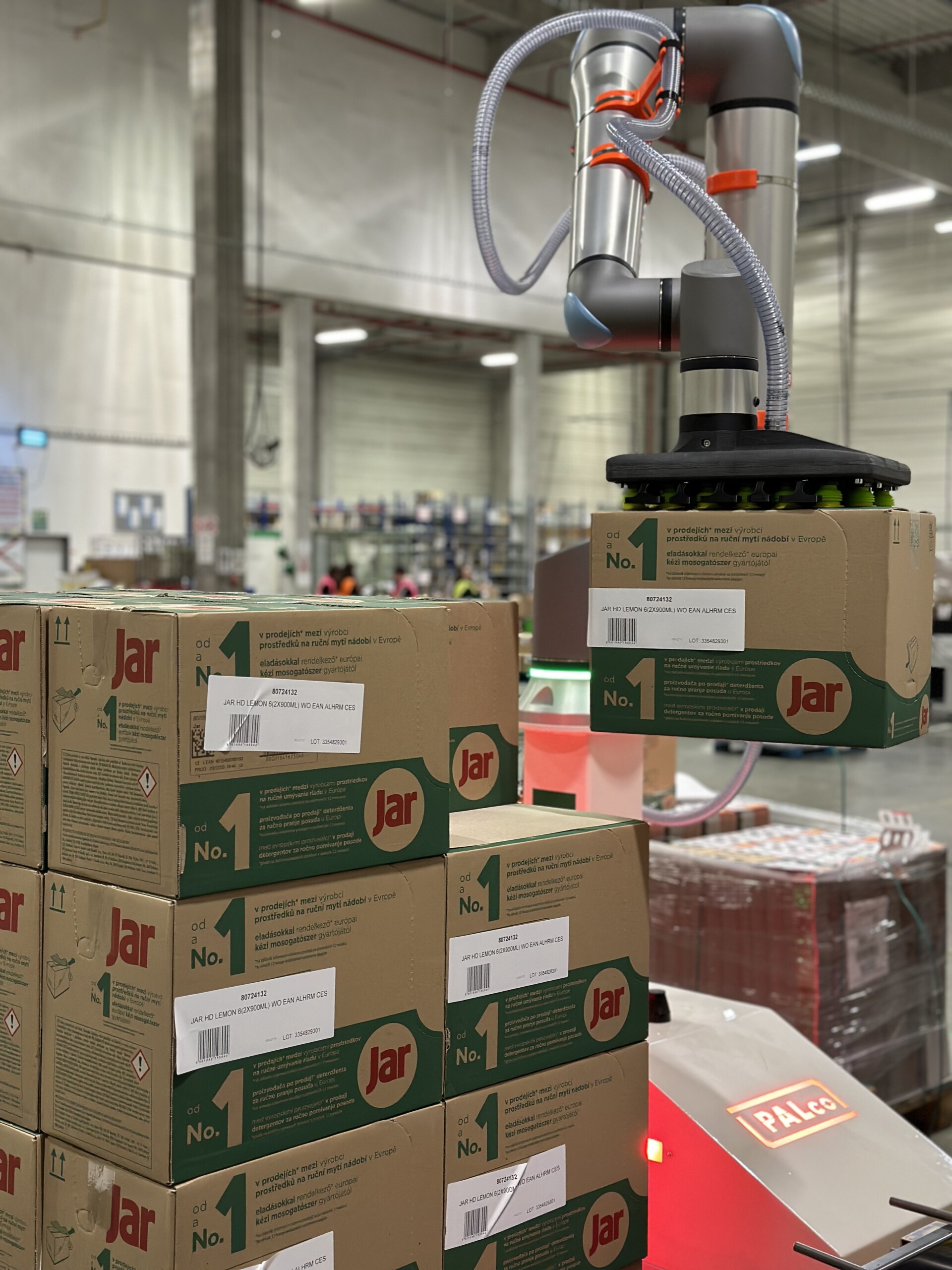 Detail rePALco depaletizačnej bunky v HOPI Stránčice — cobot s gripperom pri práci