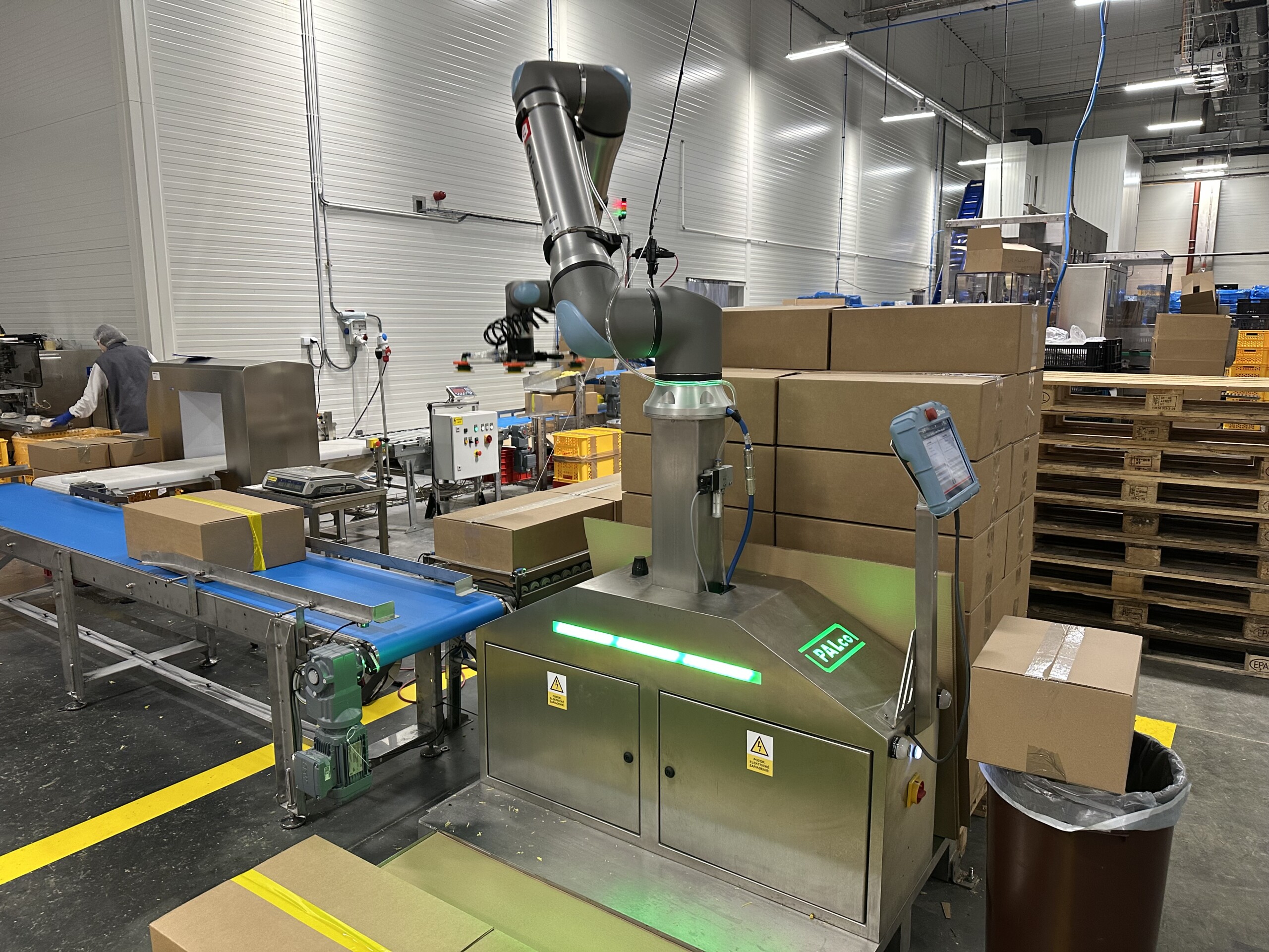 PALco paletizačný systém v Minit — UR cobot s dopravníkom a paletizáciou